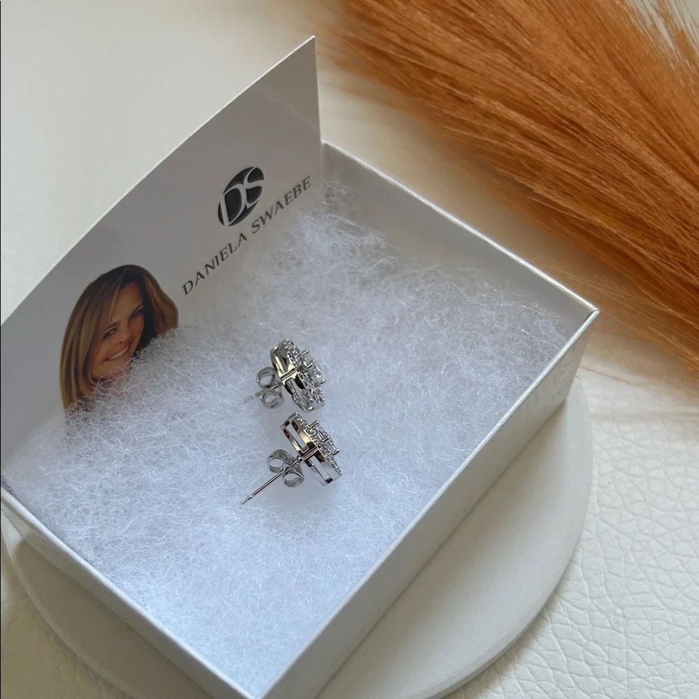 New Daniela Swaebe Crystal Stud Earrings – Elegant Circle Design